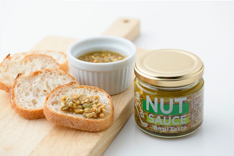 オリジナル 食べるナッツソース バジル味 462円(110g)。