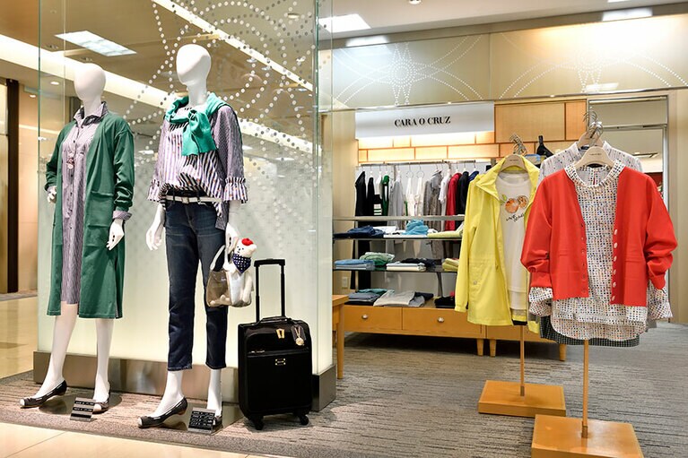 【キャラ・オ・クルス 富山大和店】店頭に並ぶ明るい色のコーディネイトに惹かれて気軽に立ち寄る初めてのお客様も多いとか。