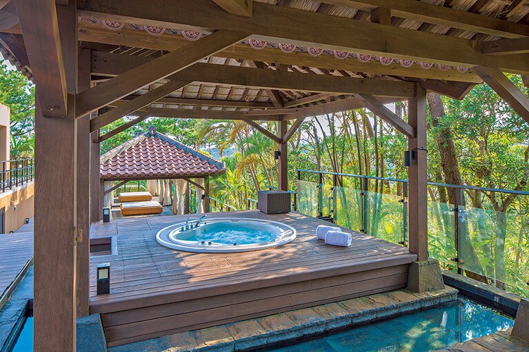 【沖縄屈指の極上スパ】心地よいスパのテラス。ジェットバスでゆったりと癒されたい。