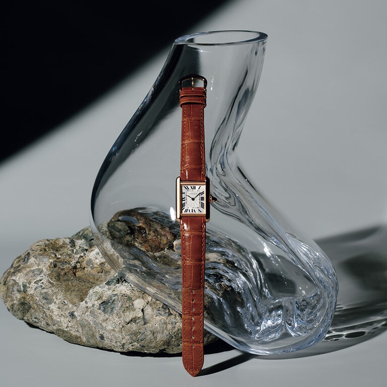 時計「タンク ルイ カルティエ」(PG、29.5×22.0mm、手巻き) 1,570,800円／カルティエ(カルティエ カスタマー サービスセンター)
オブジェ 231,000円／ラティティア ジャケトン(ショールーム セッション)