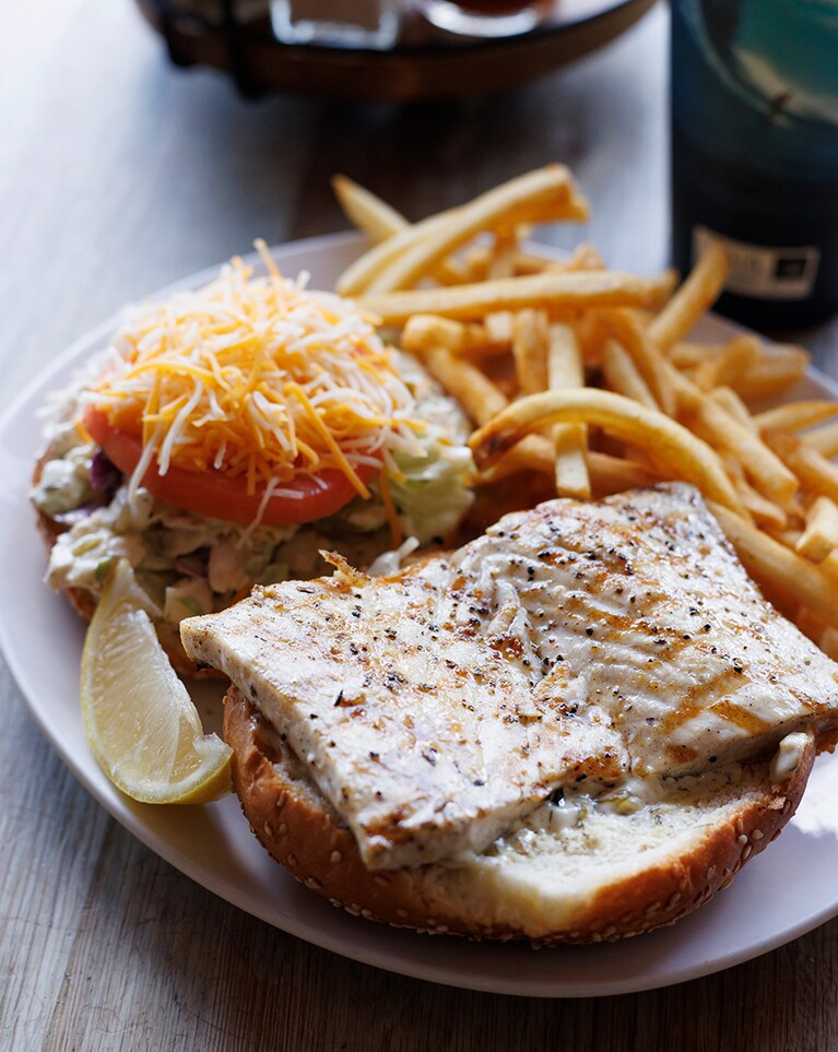 “シイラの炭火焼きバーガー” 12ドル。