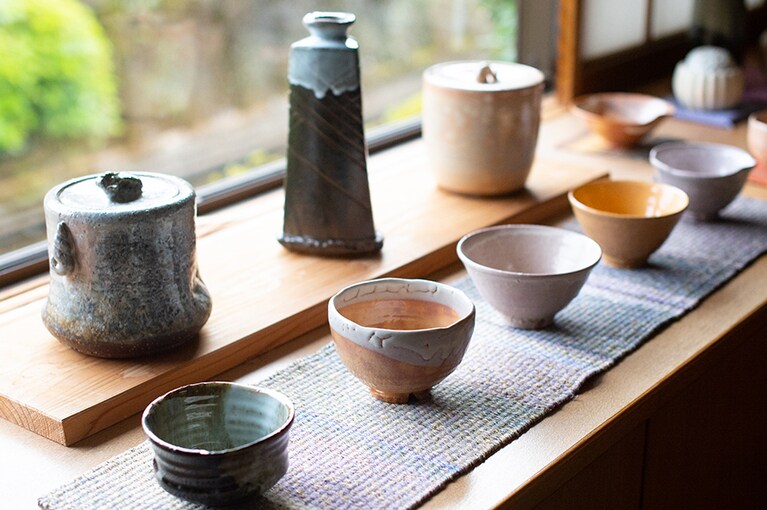 茶碗や水差しなどの茶道具は、さすがの品格。