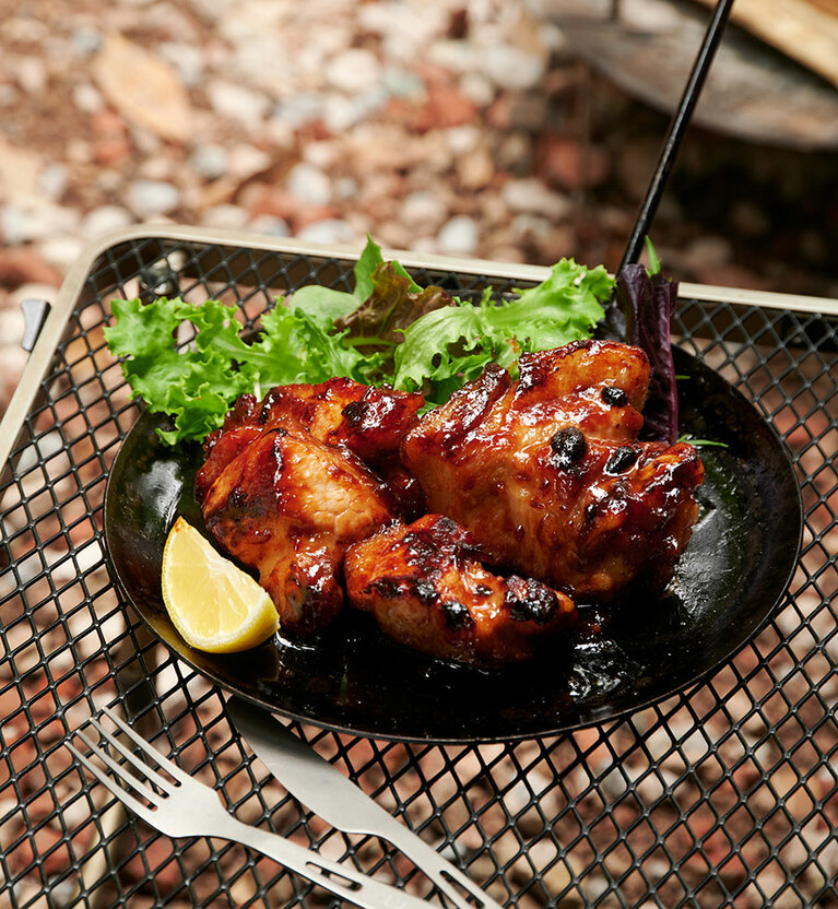 漬け込みスペアリブ『自分をもてなす至福の88品 日本一おいしいソト呑みレシピ』（KADOKAWA）。