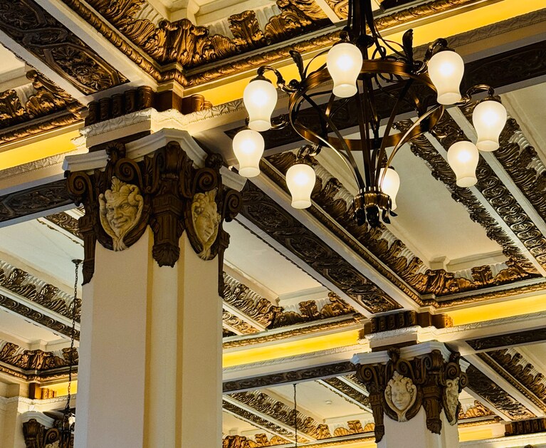 グランドロビーの天井には、すべて表情が異なる76体のガーゴイルの彫刻があり、魔除けの意味を持っている。