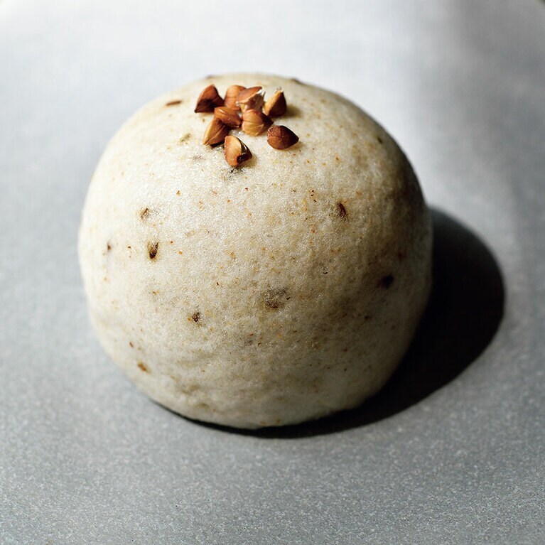 上用饅頭は柚子や木の芽など折々のものが登場。秋のそば上用 340円 は9月後半～11月下旬に。