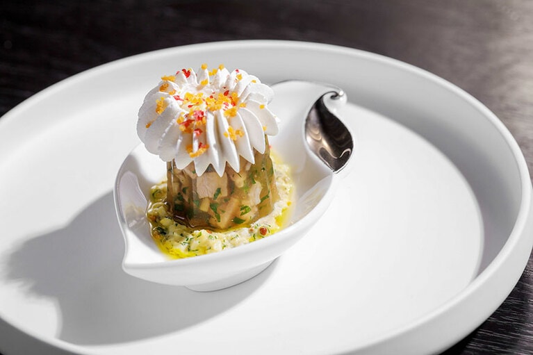 ブルゴーニュ地方の郷土料理でもある、ハムとパセリのゼリー寄せ「ジャンボンペルシェ― グリビッシュソース」。