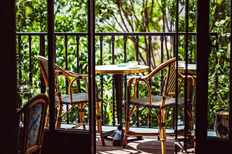 中庭に面したテラス付きの客室“ル・ジャルダン・ドゥリュクス”。