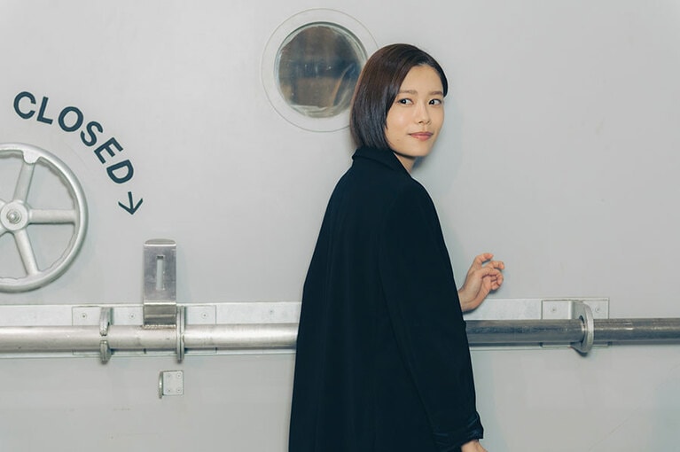 記憶障害の脳外科医、川内ミヤビを演じる杉咲花さん。