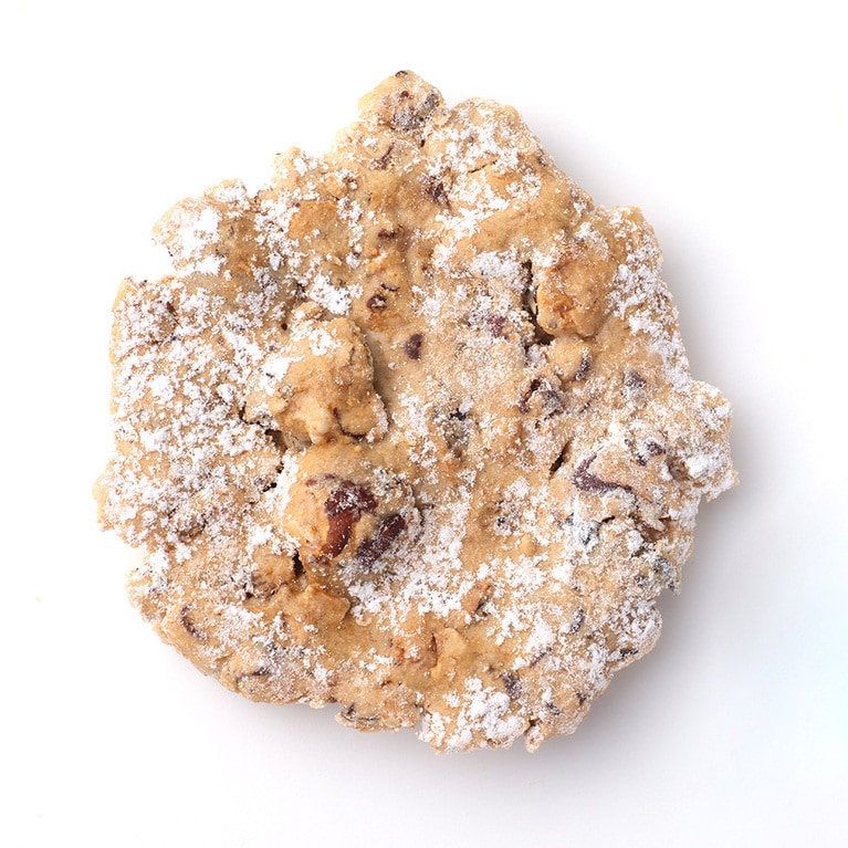 クロッカン・オー・ノワゼット 7枚入り 1,200円。カリカリした生地に香ばしいヘーゼルナッツとチョコチップをザクザク加えた、ピレネー山脈周辺地域の菓子。