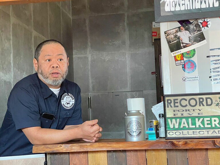 23年前に愛知県から移住したという、松岡慶太さん。