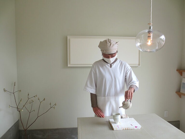 細井さん自ら、中国茶をていねいにいれてくれます。