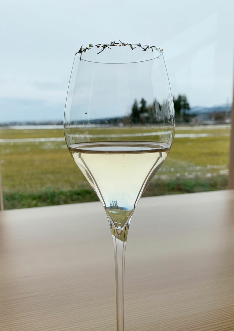 ノンアルコールのハーブペアリングの最初の1杯は、前菜に合わせたフェンネルとジンジャーのスパークリング。グラスの縁にちりばめられたフェンネルを口に含みながら飲むという演出がなされている。