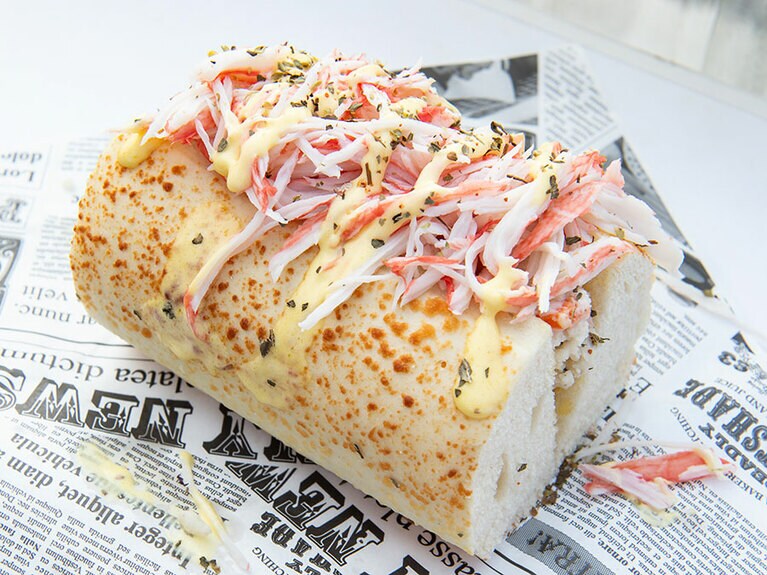 フードコンテナの「淋淋奶油」で食べられるおいしい海鮮サンド。カニをのせた浮生蟹肉堡 180元。