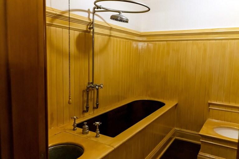 王族のバスルーム。意外とシンプルで機能的なデザイン。