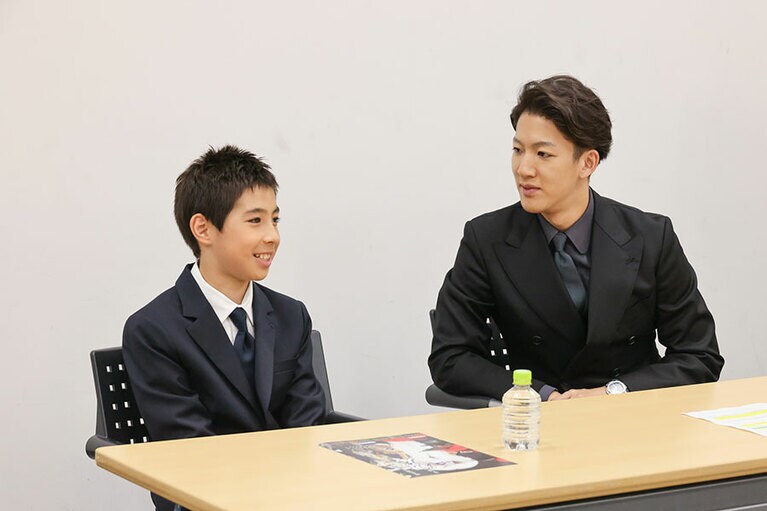 尾上右近さんと尾上眞秀さん。