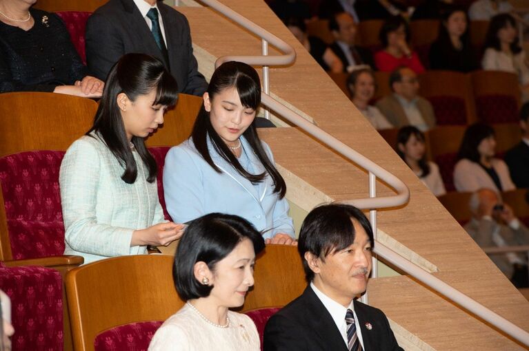 「ハンガリー・ブダペスト交響楽団」コンサートご鑑賞のため、着席される秋篠宮ご夫妻と、眞子さま（当時）、佳子さま　©JMPA