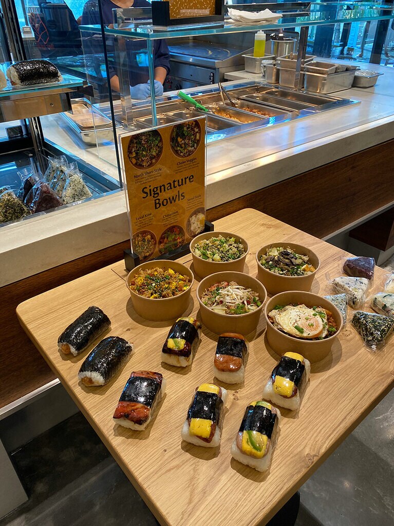 スパムむすびや、各種おにぎりに加え、具やソースを選んで作れるクラフトチャーハンなどの変わり種も！