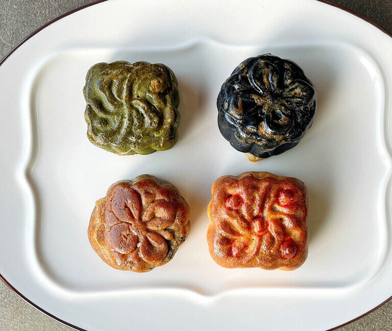 左上から時計回りに、抹茶味、チョコレート味、杏仁やゴマ入り、アールグレイ紅茶味。サイズも手ごろ。