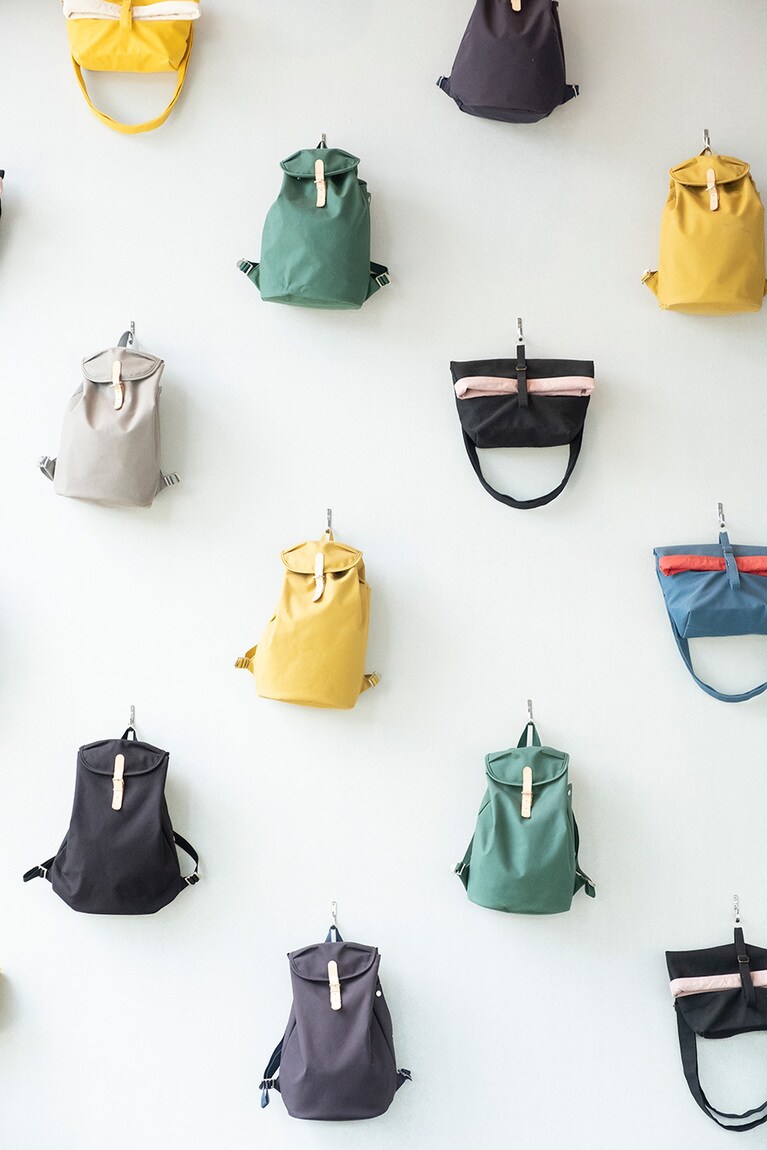 レセプションの壁に飾られたリュックサックから好きな色を選ぶ。