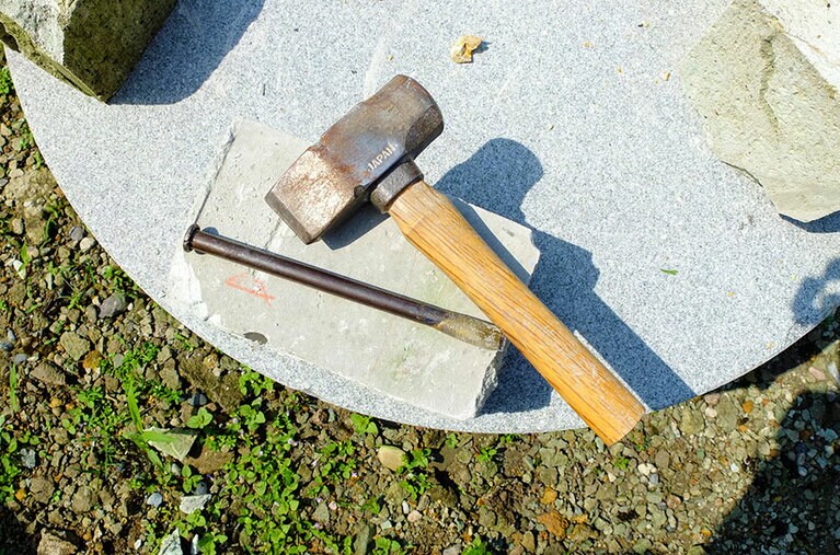 ［日本遺産・滝ヶ原地区］カナヅチとノミを使って石彫り体験。きれいに石が削れると、かなり快感です。