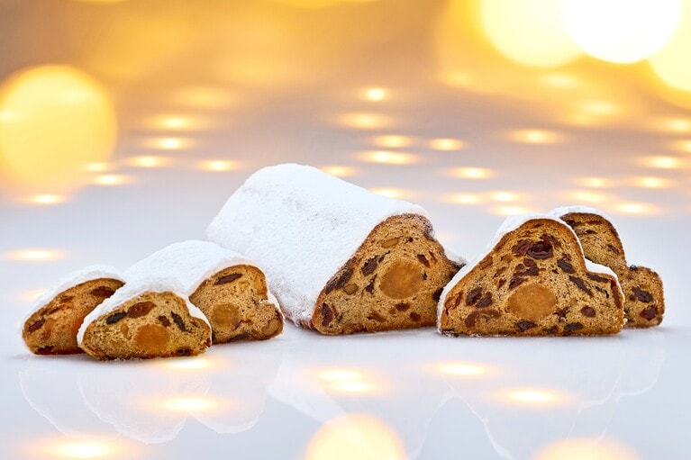 「シュトレン」大 6,804円　長さ 22.5cm。小 2,268円　長さ13cm。配送可。