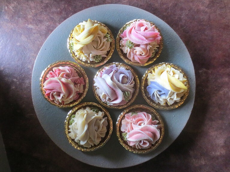 フレッシュなカシューナッツを使った「フラワーローケーキ」1個 650円。