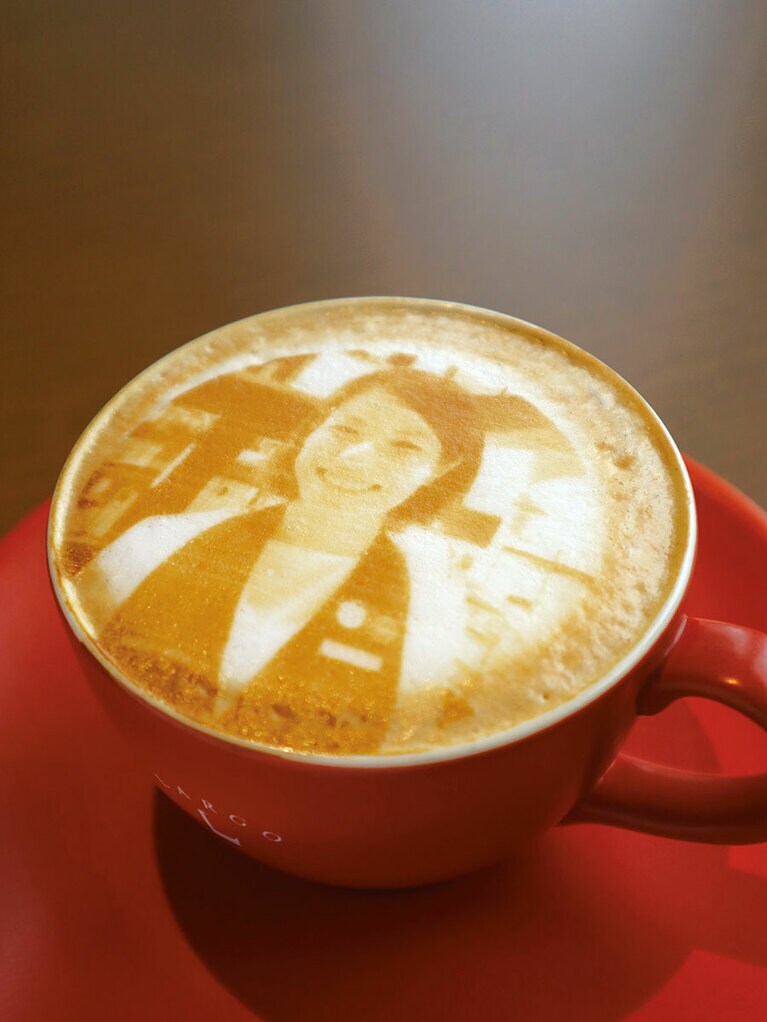 グルメバーのサプライズなサービスとして人気のラテアート。お気に入りの写真がカップの中に！