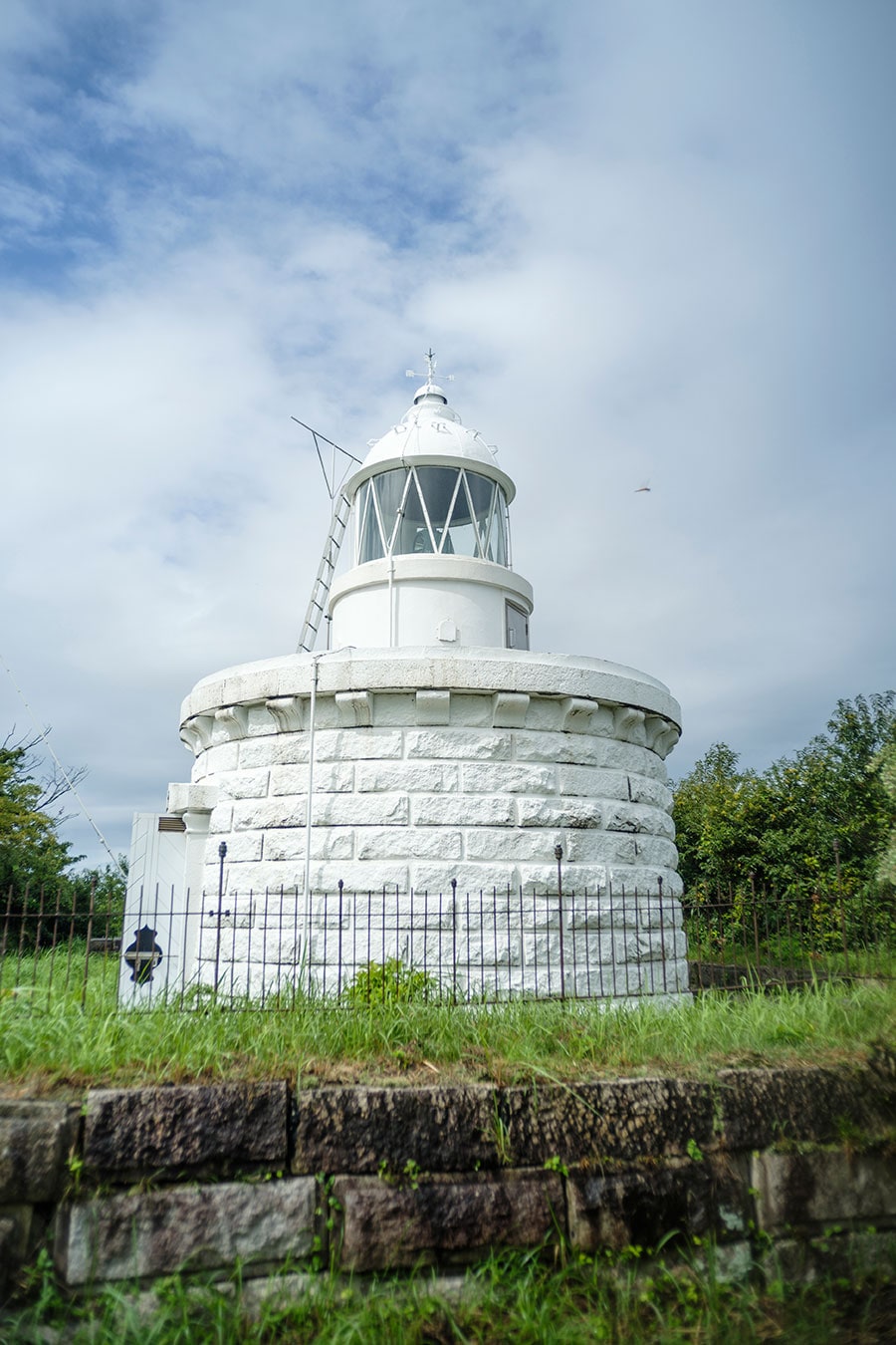 これまでの洋式灯台が、外国人が要望した場所に、外国人による設計、施工で建てられていたのに対し、立石岬灯台は日本政府の要望に基づき、建設された。