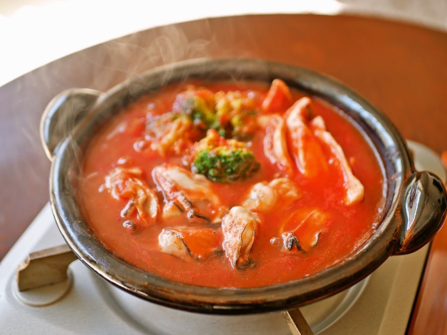 牡蠣とブロッコリーときのこのトマト鍋。