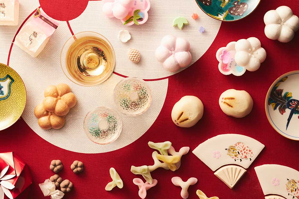 【界 加賀】新春に和菓子を食べる習慣がある加賀の伝統に則って、「福梅」と「辻占」といった縁起菓子をいただく。