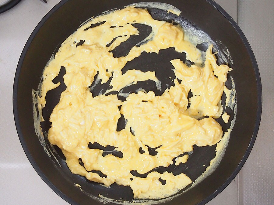 (5) フライパンを温め、ツナ缶のオイルを少量入れ、(4)の卵を炒めます。大きく箸を動かすようにして、大きめのスクランブル状にしたら、一旦皿に取り出します。