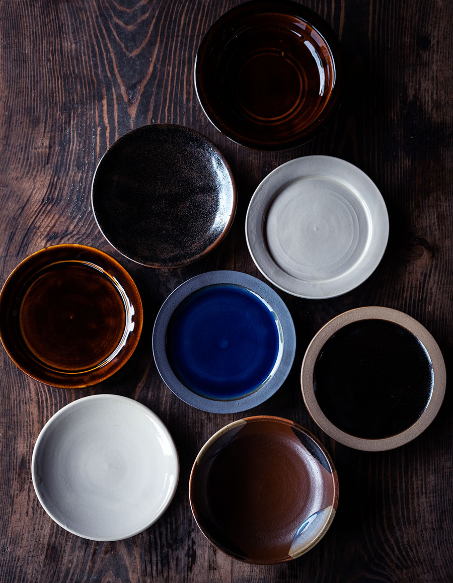 出西窯の美しい皿の数々。工房に隣接する「出西窯 くらしの陶・無自性館」で購入できる。