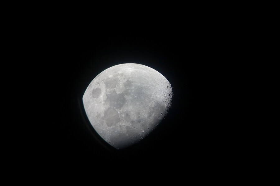 ニュートン式反射望遠鏡で眺めた月のクレーター。宇宙の神秘に引き込まれる。