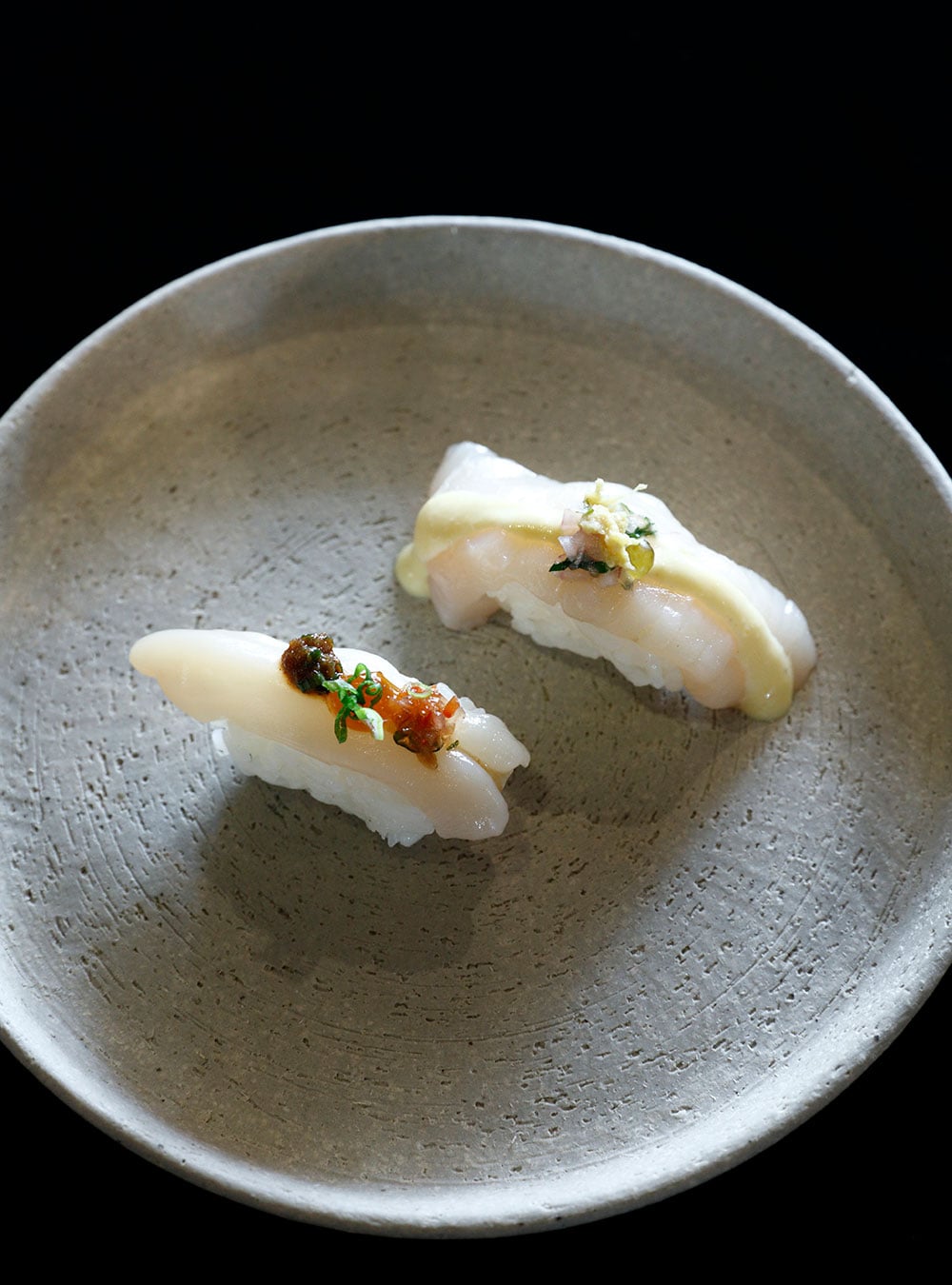 ブラックチリとマカのソースで、魚介の旨みをペルースタイルで引き出した「ニギリ」。こんなお寿司、初めて！とその美味しさに感激。Photo：Atsushi Hashimoto