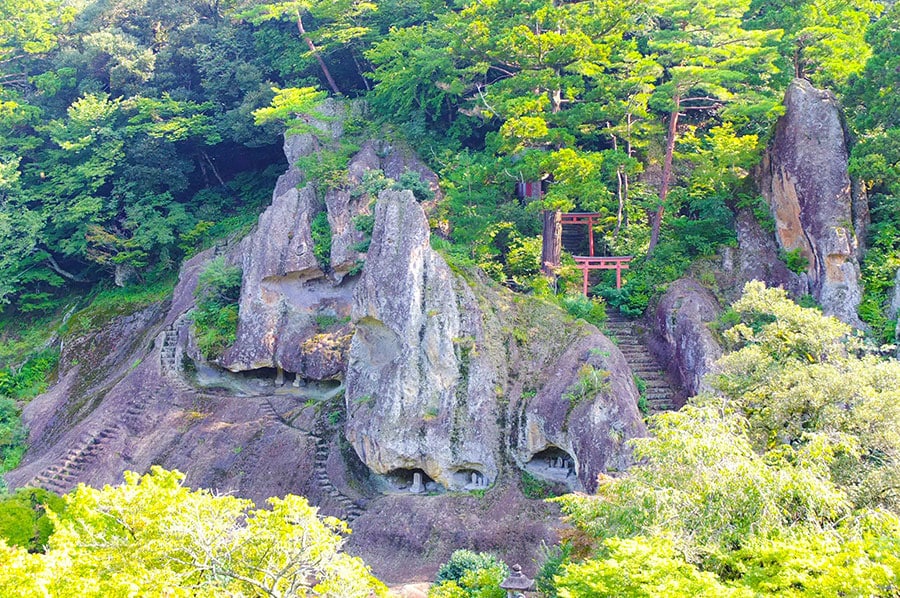 ［那谷寺］切り立った奇岩に聖所が点在し、独特の景観美を作りだしている那谷寺。