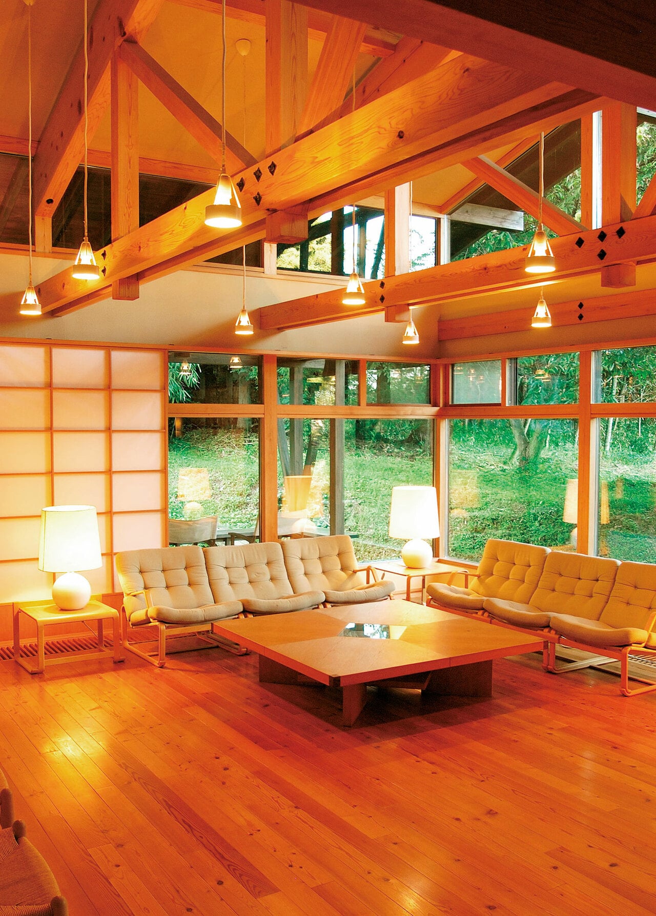 天井が高く、開放感溢れる吹き抜けのラウンジも心地いい。