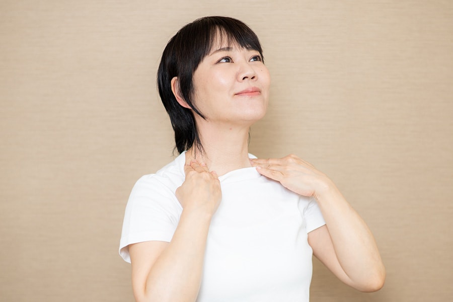 鎖骨の上。