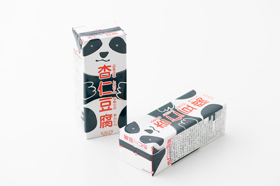 オリジナル パンダ杏仁豆腐 ミニ 各180円+税(200ml)。