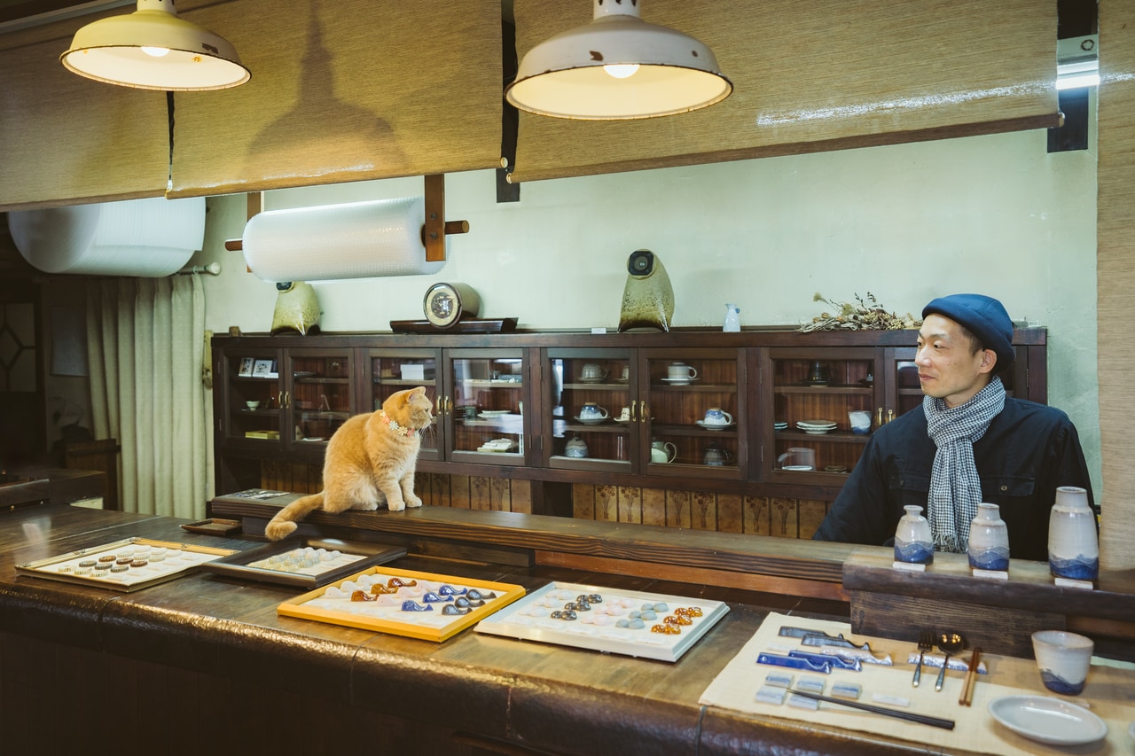 打ち合わせ中の香平店長と熊本象さん。