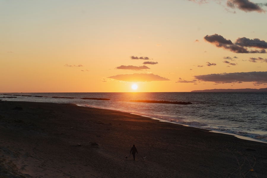 小針浜海水浴場の夕日。大きく美しい姿に心洗われる。