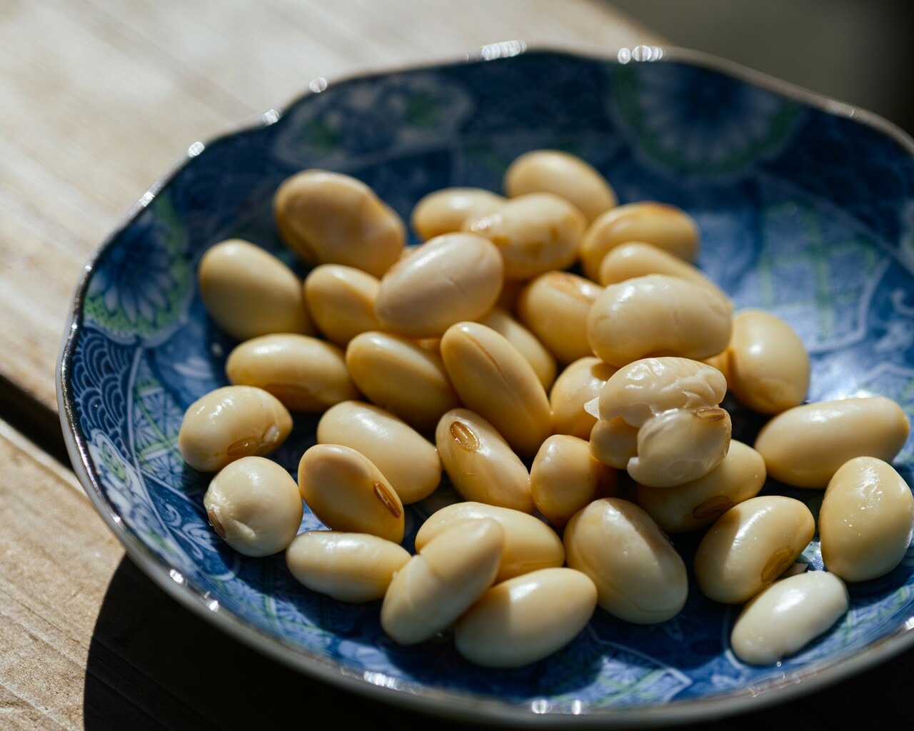 つやつや、ふっくらとして大粒な岡大豆。その豊かな風味に一粒食べると止まらなくなります。