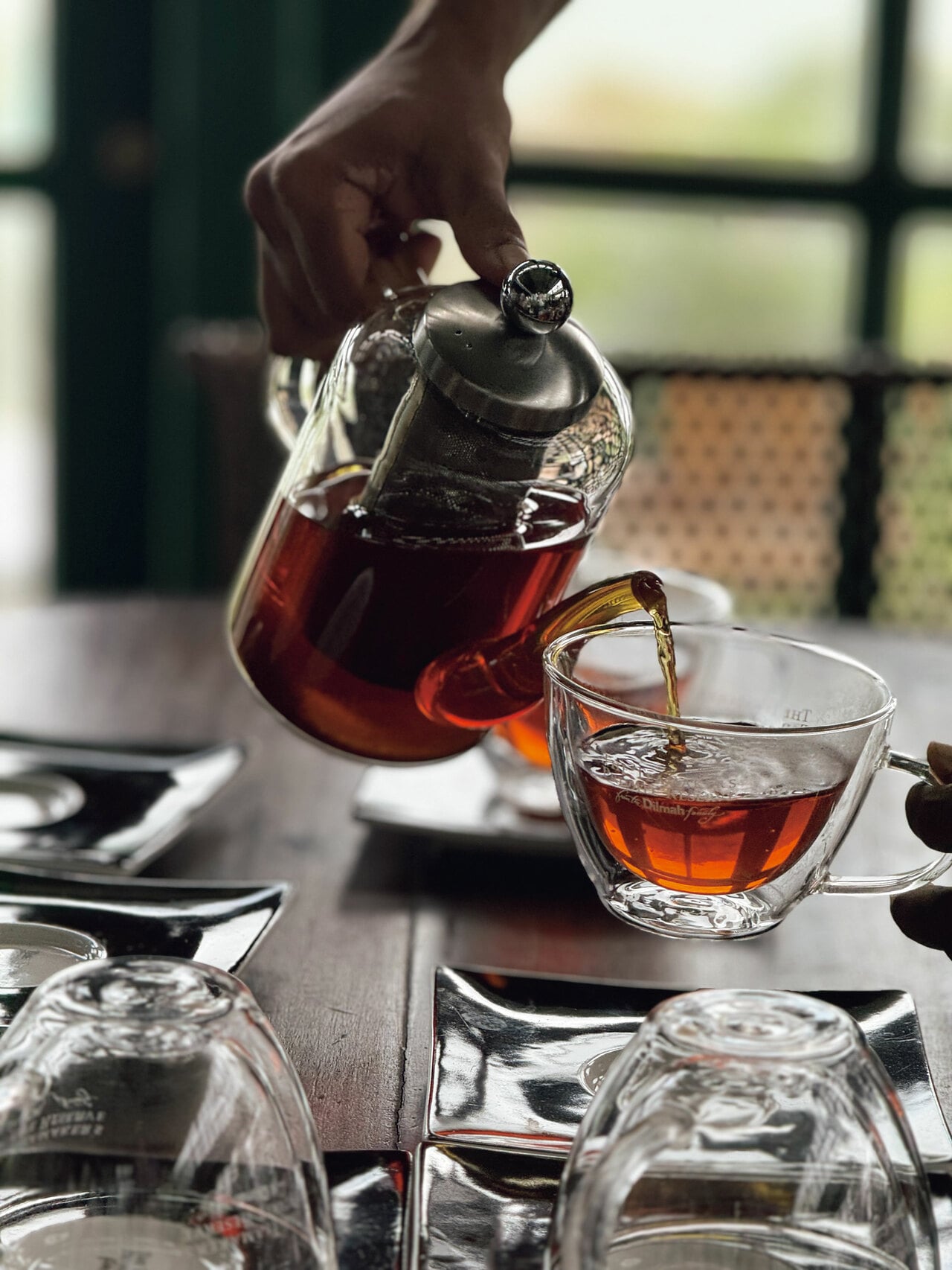 スリランカの紅茶ブランド「ディルマ」が所有する「ダンケル茶園」では、ビジター見学を受け付けている。見学後には紅茶サービスも。