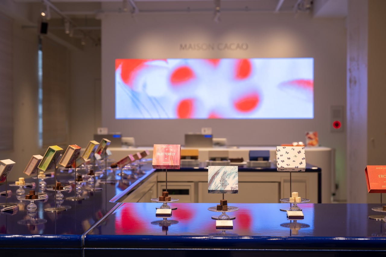 レジの向こうに映像が。