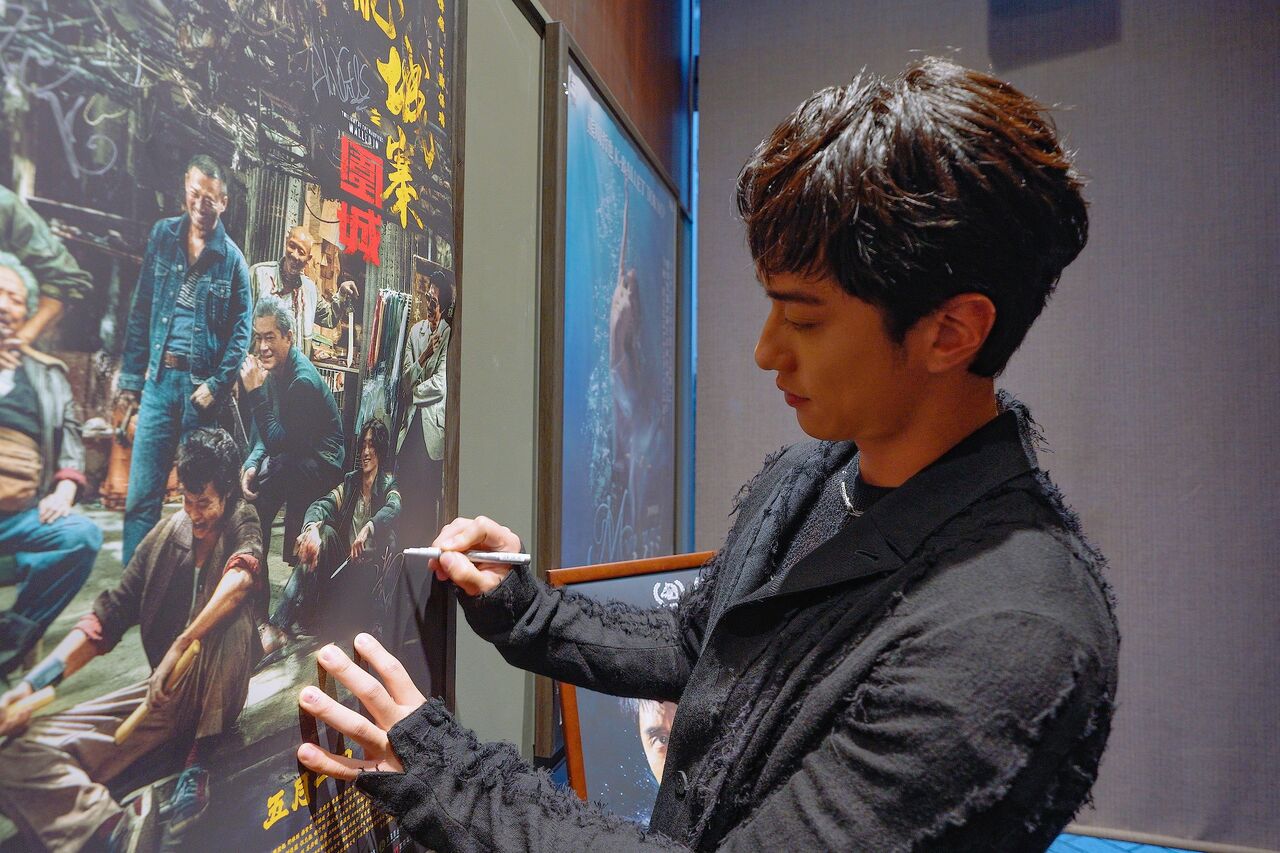 サインをするテレンス・ラウ 提供:香港映画祭2024 Making Waves