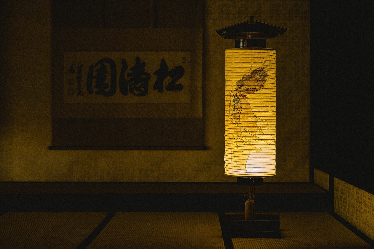 会期中、あちこちに妖しく灯る提灯。