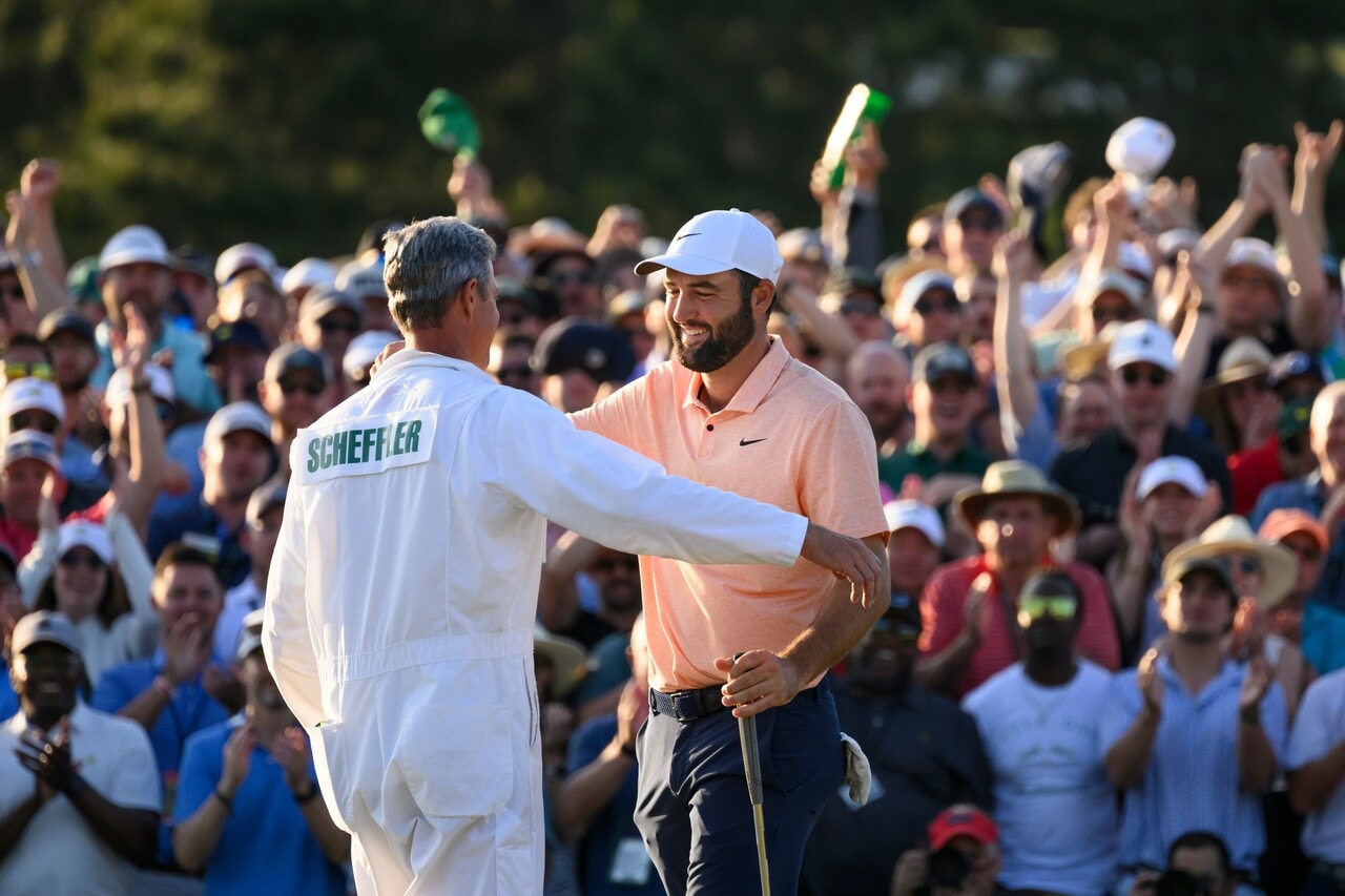 2024年の第88回大会でチャンピオンとなり、キャディーと喜びを分かち合うロレックス テスティモニーのスコッティ・シェフラー。©Rolex／Augusta National 2024