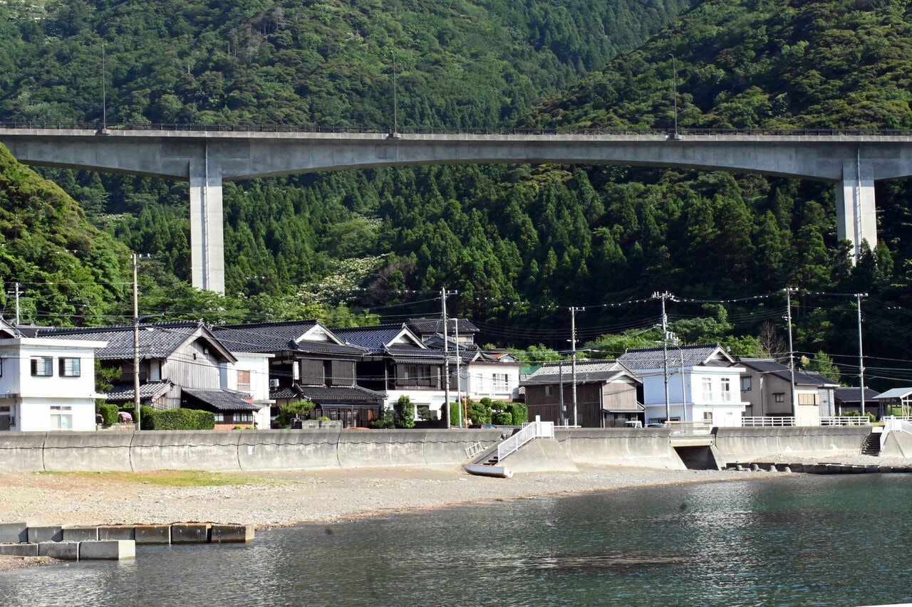 小浜の市街地から車で30分弱、旅情あふれる田烏集落へ。