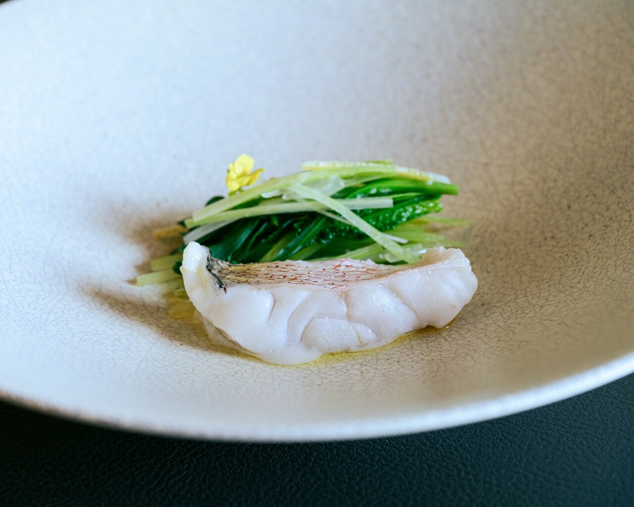 「Senti. U」内田シェフの研ぎ澄まされた感性によって生み出される一皿を車内にて。