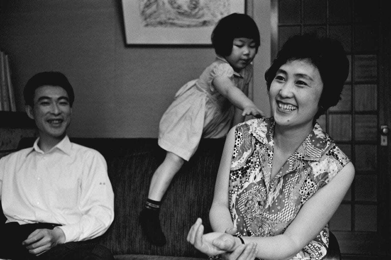 左から2番目の夫・田畑麦彦さん、娘の響子さん、佐藤愛子さん