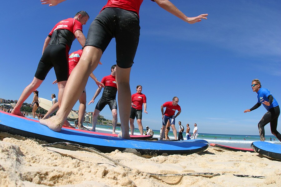 サーフィン天国ボンダイ・ビーチで波乗りレッスン。photo:Tourism Australia 